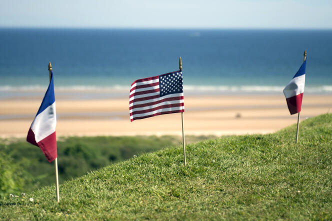 Les drapeaux français et américain, le 6 juin 2014, à Colleville-sur-Mer (Calvados).