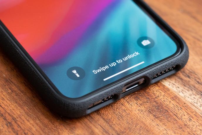Le bord de la coque Smartish recouvrant l’arête inférieure du téléphone assure plus de protection que bien d’autres coques.
