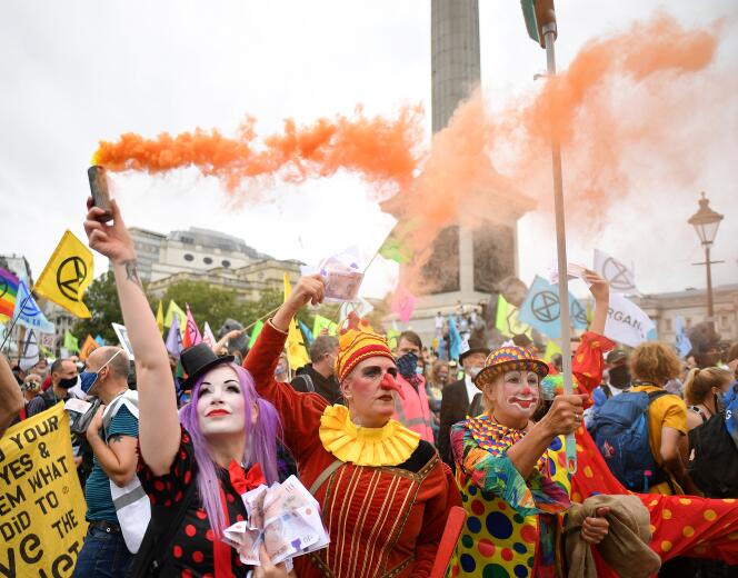 Des membres d’Extinction Rebellion manifestent à l’occasion d’un grand « carnaval » organisé par le mouvement, à Londres, jeudi 3 septembre.