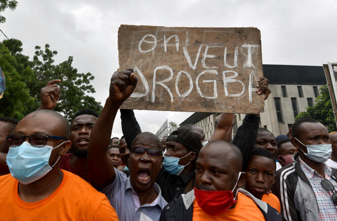 Des partisans de Didier Drogba lors de l’arrivée de ce dernier au moment du dépôt de sa candidature à la présidence de la Fédération ivoirienne de football dans le quartier de Treicheville, à Abidjan, le 1er août 2020.