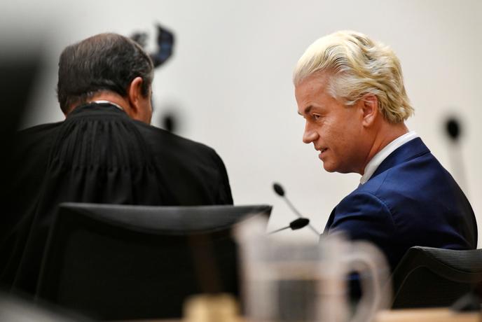 Le député néerlendais d’extrême droite, Geert Wilders (à droite), lors de la dernière journée de son procès en appel, à Schipol, vendredi 4 septembre.