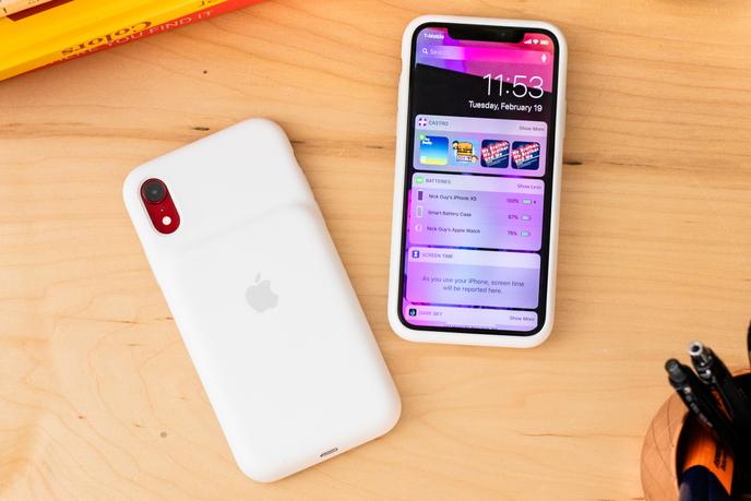 La Smart Battery d’Apple indique le niveau de chargement sur l’écran de l’iPhone, ce qu’aucune autre coque batterie ne peut faire.
