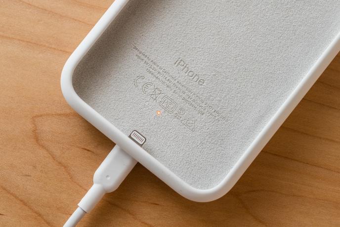 On peut charger la Smart Battery Case avec un câble Lightning ou un chargeur Qi et un témoin lumineux prévient quand la batterie est chargée.