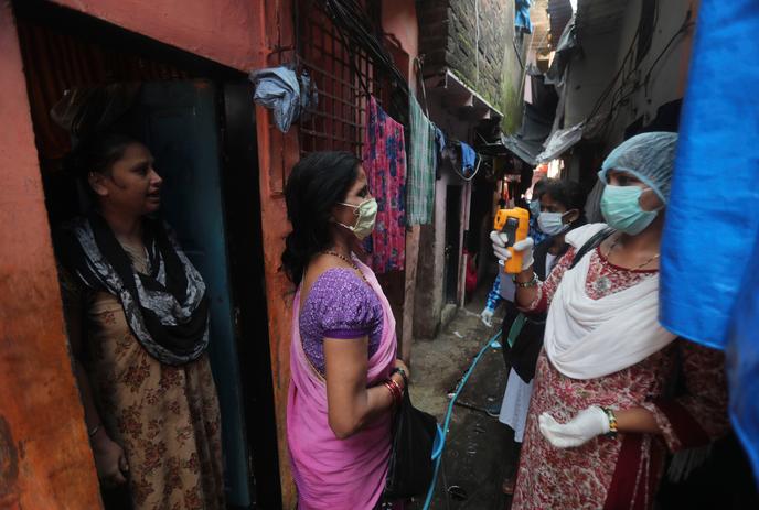 Pour freiner la propagation du virus, New Delhi avait décrété à la fin de mars un confinement national, qui a mis à l’arrêt tout le pays de 1,3 milliard d’habitants. Mais les autorités ont décidé la semaine dernière d’alléger les restrictions pour tenter de relancer l’économie.