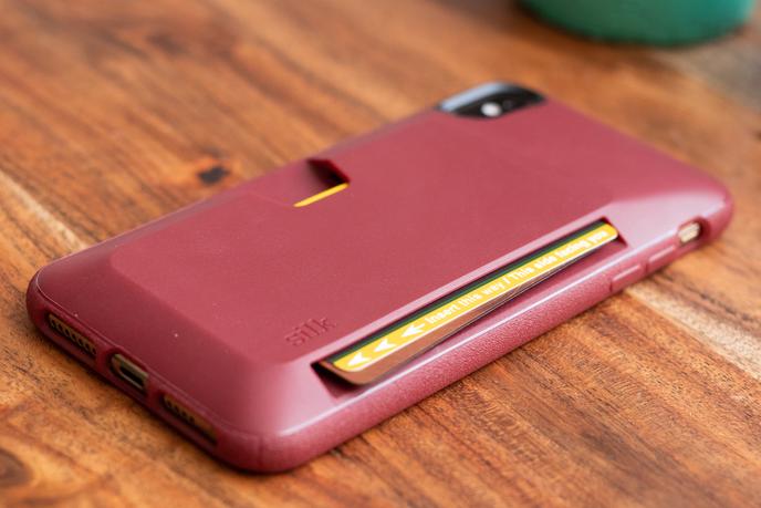 On peut facilement glisser trois cartes dans cette coque.
