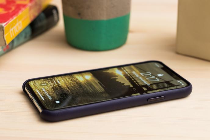 La coque en cuir Apple borde bien l’écran pour le protéger en cas de chute sur l’avant, mais le bord inférieur reste exposé.