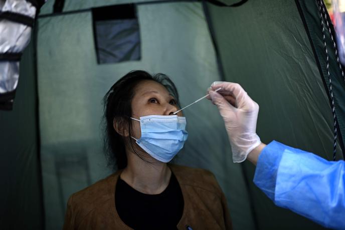 Le taux de positivité continue d’augmenter : il a atteint 4,5 %, d’après la direction générale de la santé, alors qu’il s’établissait à 4,3 % mercredi et 4,4 % jeudi.