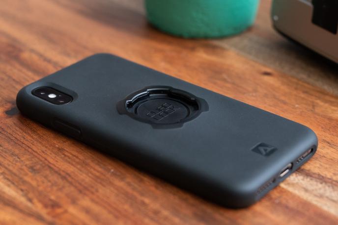 La coque Quad Lock est compatible avec de nombreux accessoires, permettant de fixer votre iPhone sur à peu près tout.