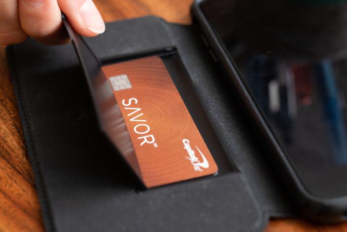 Trois cartes peuvent se glisser dans l’étui de la Presidio Folio.