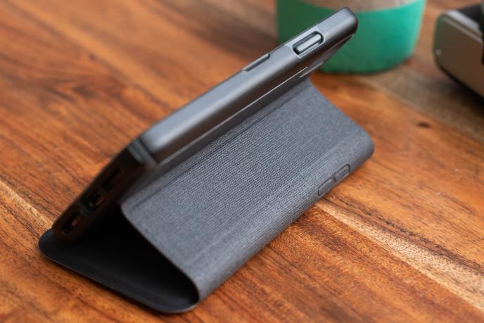 La coque Presidio Folio de Speck permet d’incliner le téléphone pour regarder des vidéos les mains libres.