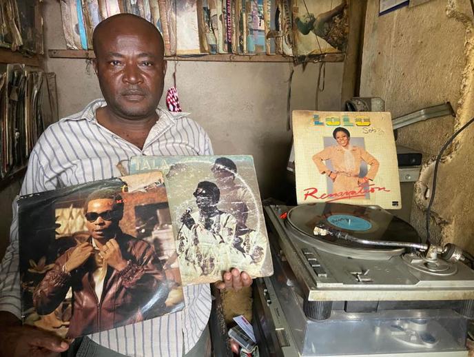 Le disquaire Paul Ntchagna dans sa boutique du quartier Deido de Douala, début septembre 2020.
