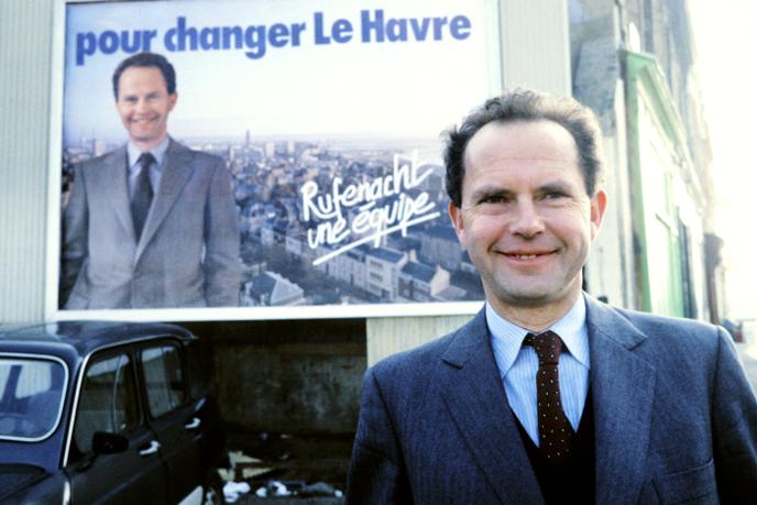 Antoine Rufenacht, alors député RPR de la Seine-Maritime, devant l’une de ses affiches de campagne pour les élections municipales, au Havre, en 1983.