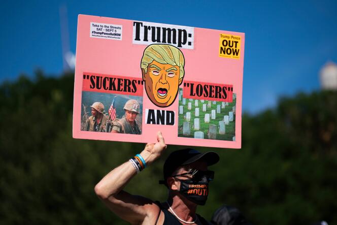 Un homme manifeste lors de la journée d’action nationale « Trump/Pence Out Now », à New York, le 5 septembre.
