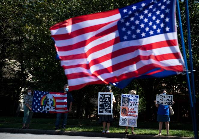 Des partisans de Joe Biden protestent contre les déclarations de Donald Trump sur l’armée, à Sterling (Virginie), le 5 septembre.