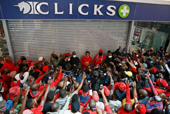 Julius Malema, leader des Economic Freedom Fighters (EFF), s’adresse à ses partisans lors d’un piquet de grève devant le Clicks Store, un groupe de vente au détail de produits alimentaires et de soins de santé, au Mall of the North à Polokwane (Afrique du Sud), le 7 septembre 2020, après une publicité jugée raciste.