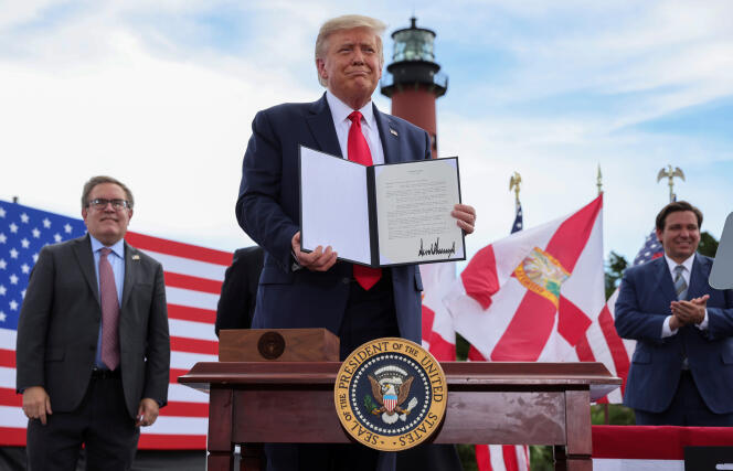 Le président des Etats-Unis présente le mémorandum sur les forages pétroliers dans le golfe du Mexique, lors d’un meeting de campagne à Jupiter (Floride), le 8 septembre 2020.