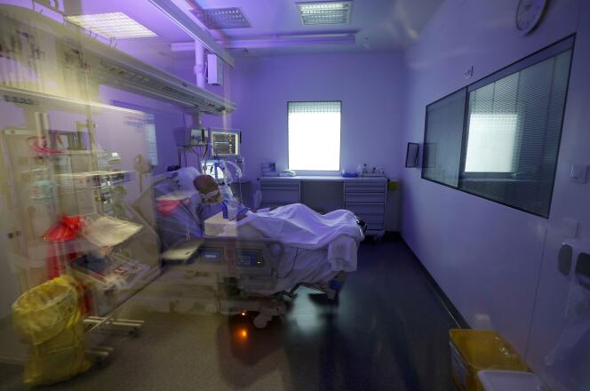 Un patient atteint du Covid-19, à l’hôpital européen de Marseille, le 8 septembre.