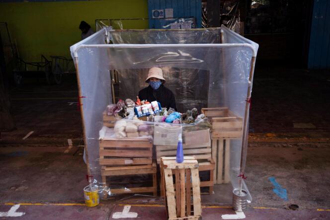 Le stand d’un vendeur d’épices protégé par des baches en plastique dans un marché de Jujuy (nord-ouest de l’Argentine), le 27 août 2020.