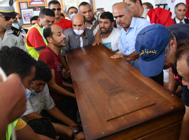 A Mokrine, le 7 septembre 2020, enterrement du gendarme Sami Mrabet, tué la veille par un groupuscule djihadiste à Sousse, dans l’est de la Tunisie.