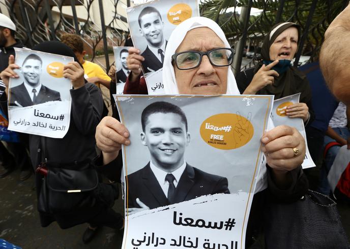 Devant le tribunal d’Alger, le 8 septembre 2020 à l’occasion du procès en appel du journaliste Khaled Drareni, condamné le 10 août à trois ans de prison ferme pour « atteinte à l’unité nationale » et « incitation à attroupement non armé ».