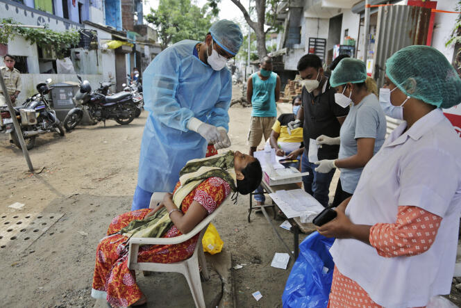 Un agent de santé effectue un test de dépistage du Covid-19, dans une rue d’Ahmedabad, en Inde, le 6 septembre.
