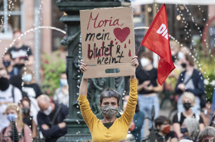 Une femme porte une pancarte « Moria, mon coeur saigne et pleure » durant une manifestation contre les politiques migratoires de l’UE, à Francfort, en Allemagne, le 9 septembre.