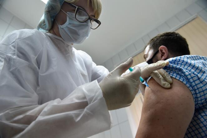 Une infirmière administre le vaccin russe « Sputnik V » à un volontaire, dans le cadre de la troisième et dernière phase de tests, dans une clinique de Moscou, le 10 septembre 2020.