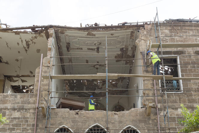 Des ouvriers sécurisent un immeuble soufflé par la double explosion du 4 août, dans le quartier Gemmayzé, à Beyrouth (Liban), jeudi 13 août 2020.