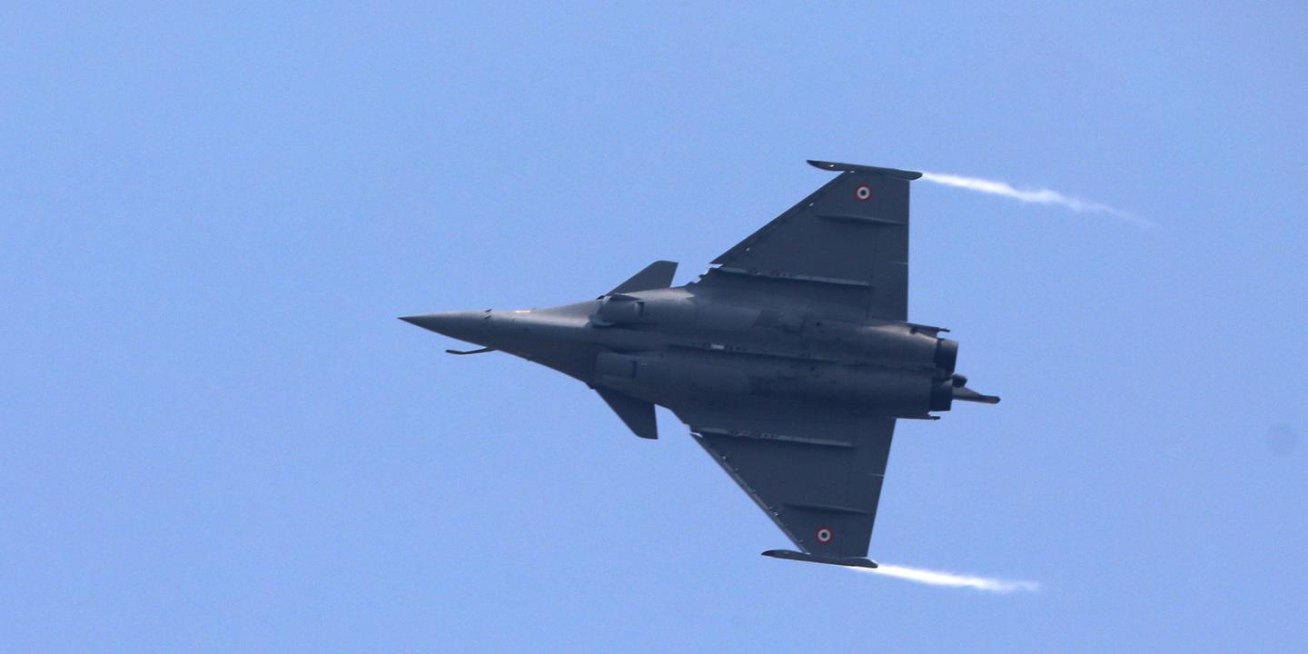 Un Bruit D Explosion Entendu A Paris Et Alentours Cause Par Un Avion De Chasse Qui A Franchi Le Mur Du Son