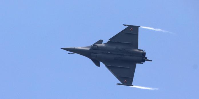 Un Bruit D Explosion Entendu A Paris Et Alentours Cause Par Un Avion De Chasse Qui A Franchi Le Mur Du Son