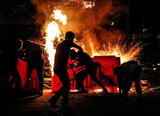 Barricade incendiée lors d’une manifestation contre les violences policières, le 10 septembre à Cucuta.