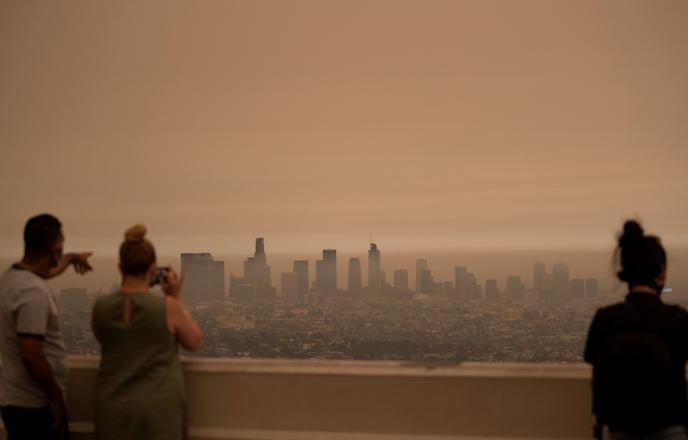 La Californie du Sud n’est pas épargnée. Un feu à l’est de Los Angeles brûle depuis le 6 septembre et couvre la ville de fumée.