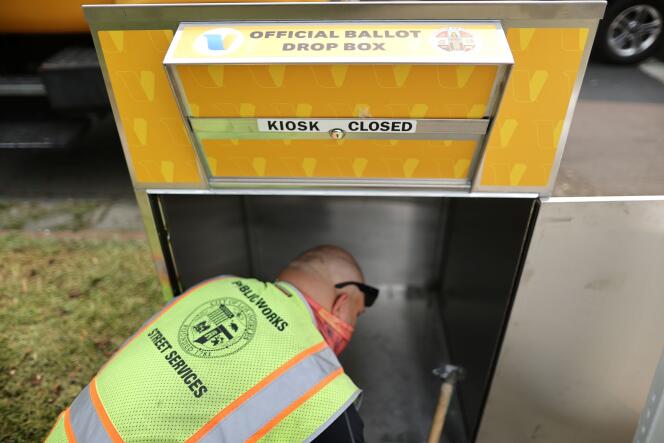 Installation d’une boîte à lettres destinée à recueillir les enveloppes contenant les bulletins de vote, à Los Angeles, le 11 septembre 2020.