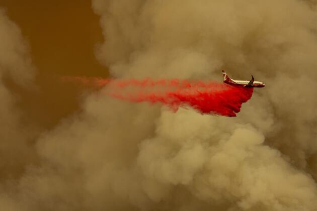 Un avion-citerne tente de ralentir l’incendie Bobcat Fire,  au nord de Monrovia, dans le comté de Los Angeles, en Californie, le 10 septembre.