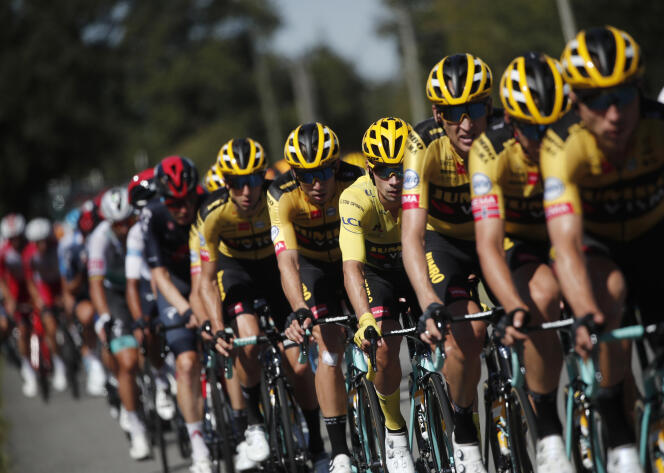Le train jaune et noir de la Jumbo-Visma, le 10 septembre lors de la 12e étape du Tour de France, entre Chauvigny et Sarran.