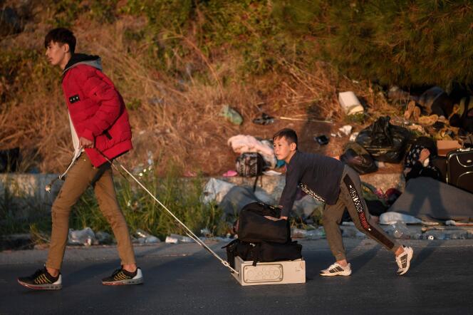 Des migrants sans abri sur une route près de Mytilène, sur l’île grecque de Lesbos, le 11 septembre.