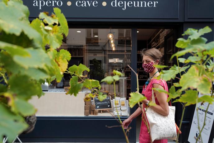 Une femme porte un masque afin de se protéger de l’épidémie due au nouveau coronavirus et pour se promener dans les rues de Paris, le 11 septembre 2020.