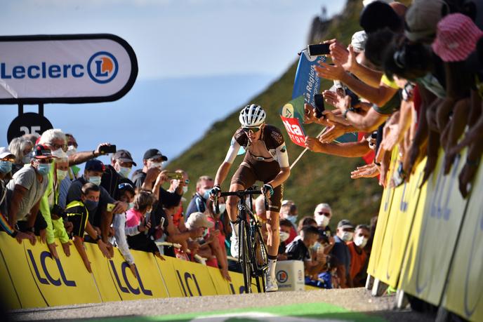 Comme Guillaume Martin, Romain Bardet a perdu beaucoup de temps sur les pentes acérées du puy Mary.