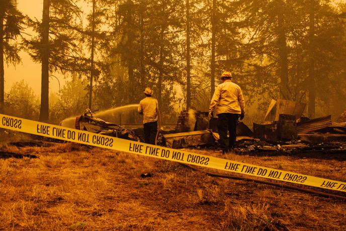 Les pompiers de l’Oregon combattent le feu près de Mill City, le 10 septembre.
