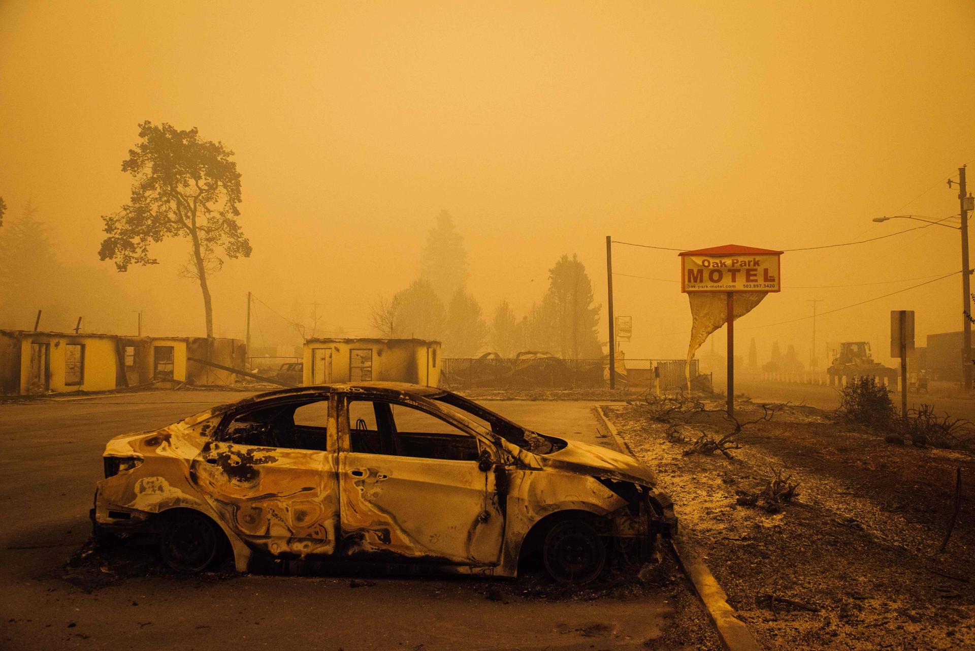 Sur le parking du motel Oak Park, détruit par les flammes du Santiam Fire, à Gates, dans l’Oregon, le 10 septembre.