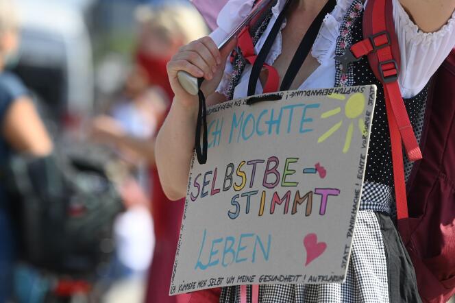 Une manifestante tient une pancarte sur laquelle il est écrit « Je veux décider de ma propre vie », à Munich, en Allemagne, le 12 septembre 2020.