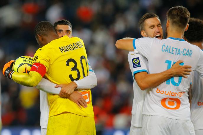Les Marseillais célèbrent leur première victoire face au PSG en neuf ans, grâce notamment à un Steve Mandanda décisif, dimanche 13 septembre à Paris.