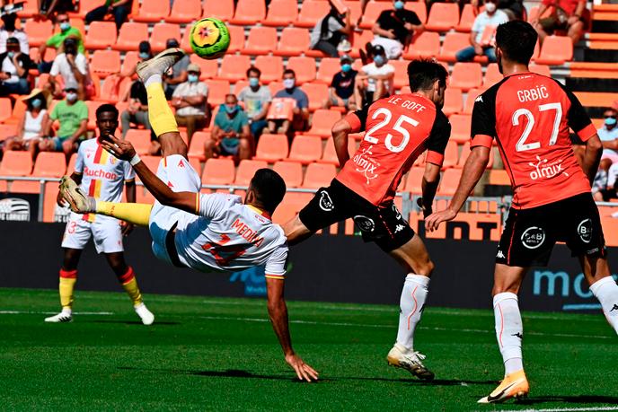 Le Lensois Facundo Medina s’offre un retourné acrobatique lors de la victoire du Racing à Lorient.