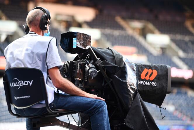 Un cadreur derrière une caméra portant le logo du groupe Mediapro, lors du match PSG-OM, le 13 septembre 2020.