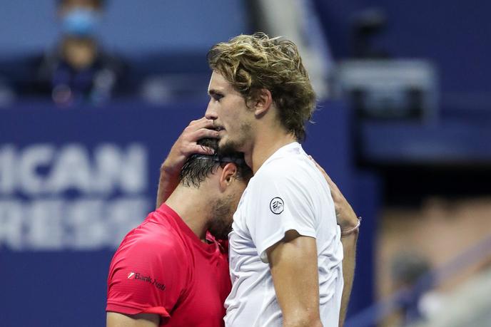 Alexander Zverev (maillot blanc) s’incline face à son ami Dominic Thiem, en finale de l’US Open, à New York.