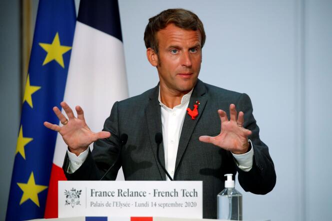 Emmanuel Macron devant des représentants de la « French Tech » – symbolisée par ce petit coq rouge – à l’Elysée, lundi 14 septembre.