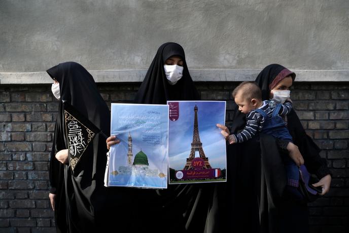 Affiches de protestation contre la republication des caricatures de Mahomet en une de « Charlie Hebdo », à Téhéran, le 9 septembre.