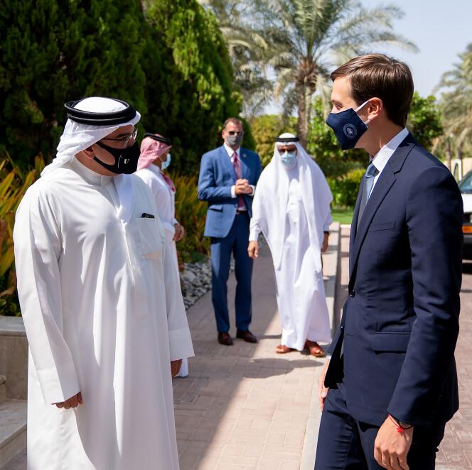 Le prince héritier de Bahreïn, Salman ben Hamad Al-Khalifa, et le haut conseiller du président américain Donald Trump, Jared Kushner, à Manama (Bahreïn), le 1er septembre.