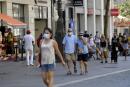 Pedestrians wearing face masks walk in Marseille, southeastern France, on September 14, 2020, amid the Covid-19 pandemic, caused by the novel coronavirus. / AFP / NICOLAS TUCAT 