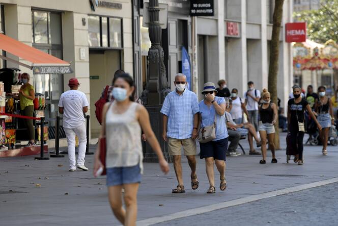 Des passants portant le masque dans les rues de Marseille, le 14 septembre.